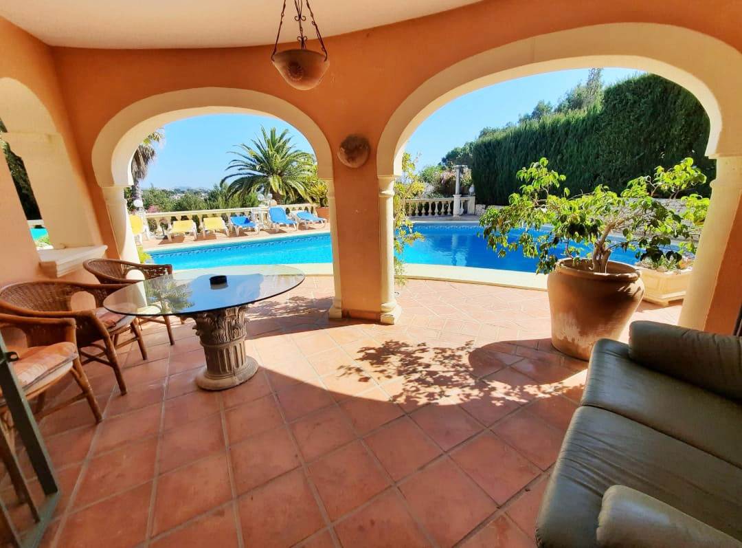 Se vende muy amplia villa con vistas al mar