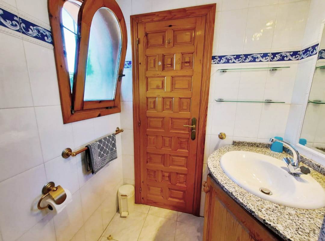 Se vende muy amplia villa con vistas al mar