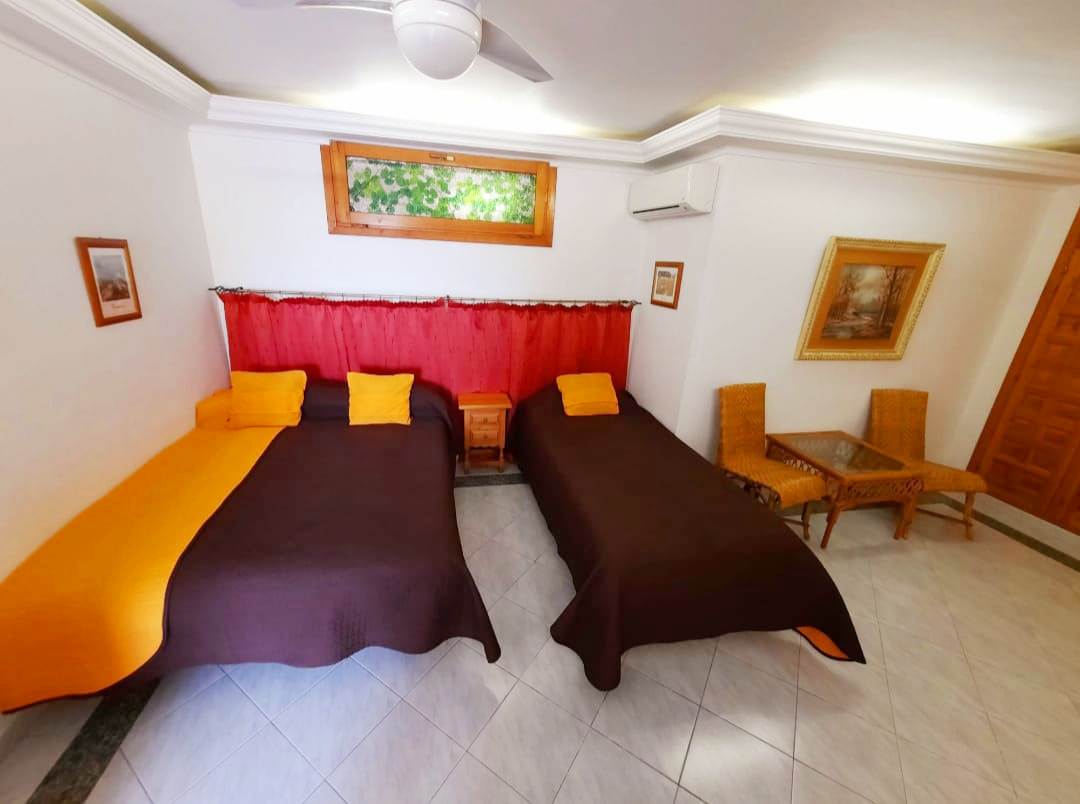 Se vende muy amplia villa con vistas al mar