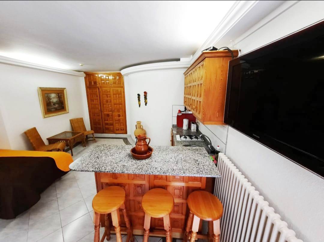 Se vende muy amplia villa con vistas al mar