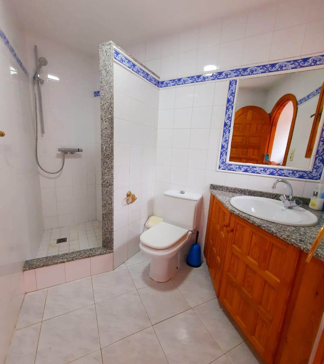 Se vende muy amplia villa con vistas al mar