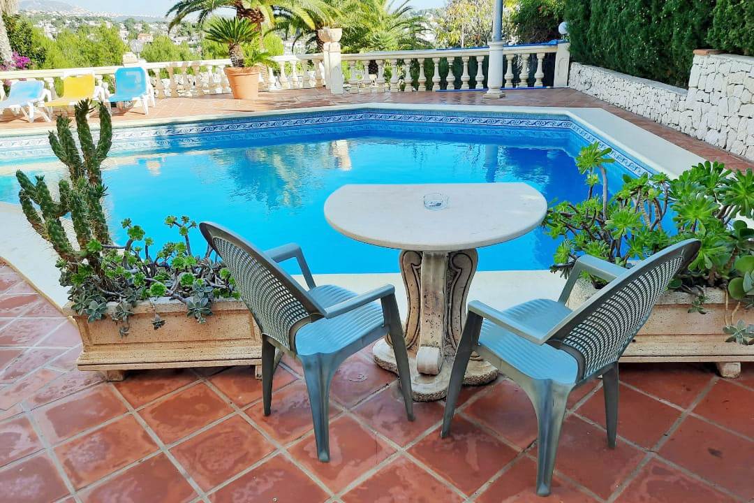 Se vende muy amplia villa con vistas al mar