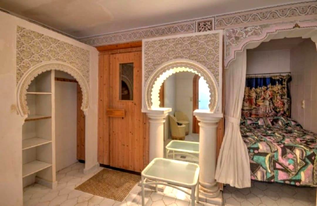 Se vende muy amplia villa con vistas al mar