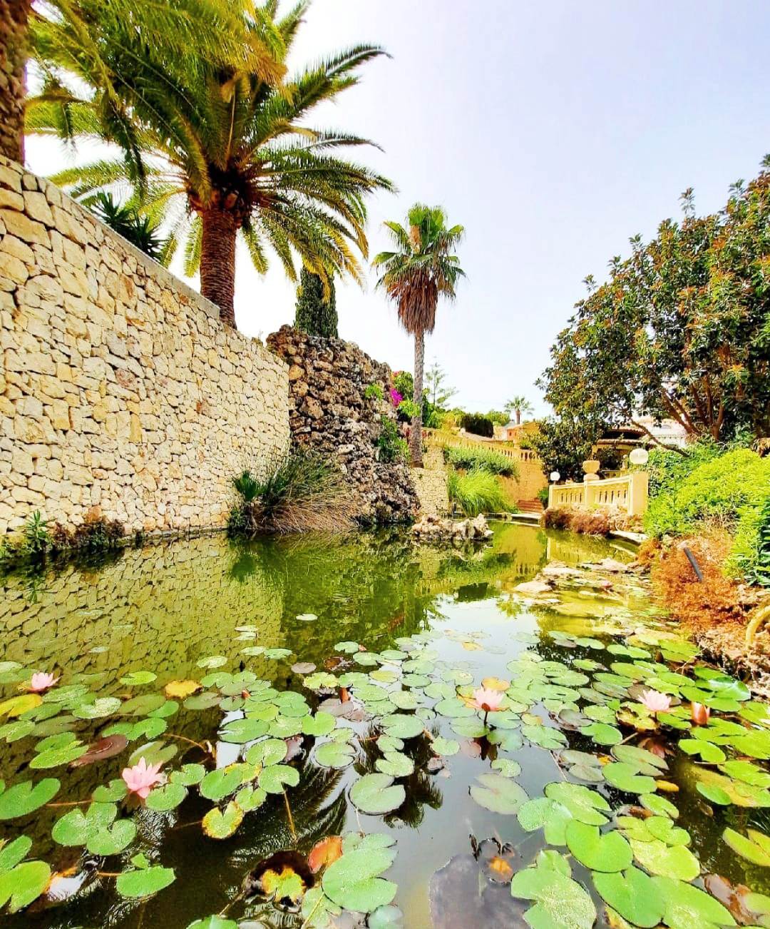 Se vende muy amplia villa con vistas al mar