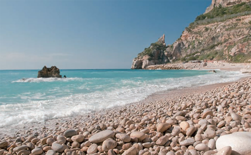 Se vende muy amplia villa con vistas al mar
