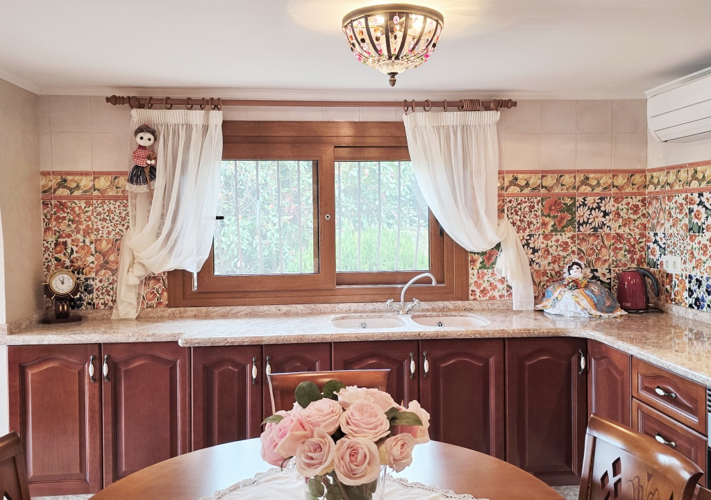 SE vende excelente ubicada villa cerca de la playa con vistas al mar Javea