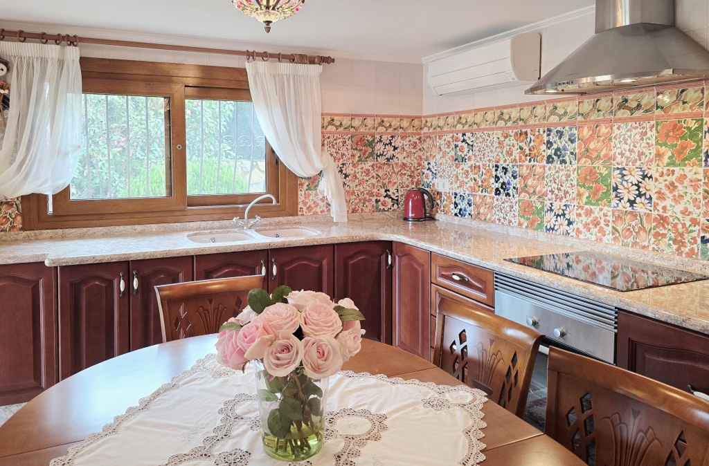 SE vende excelente ubicada villa cerca de la playa con vistas al mar Javea