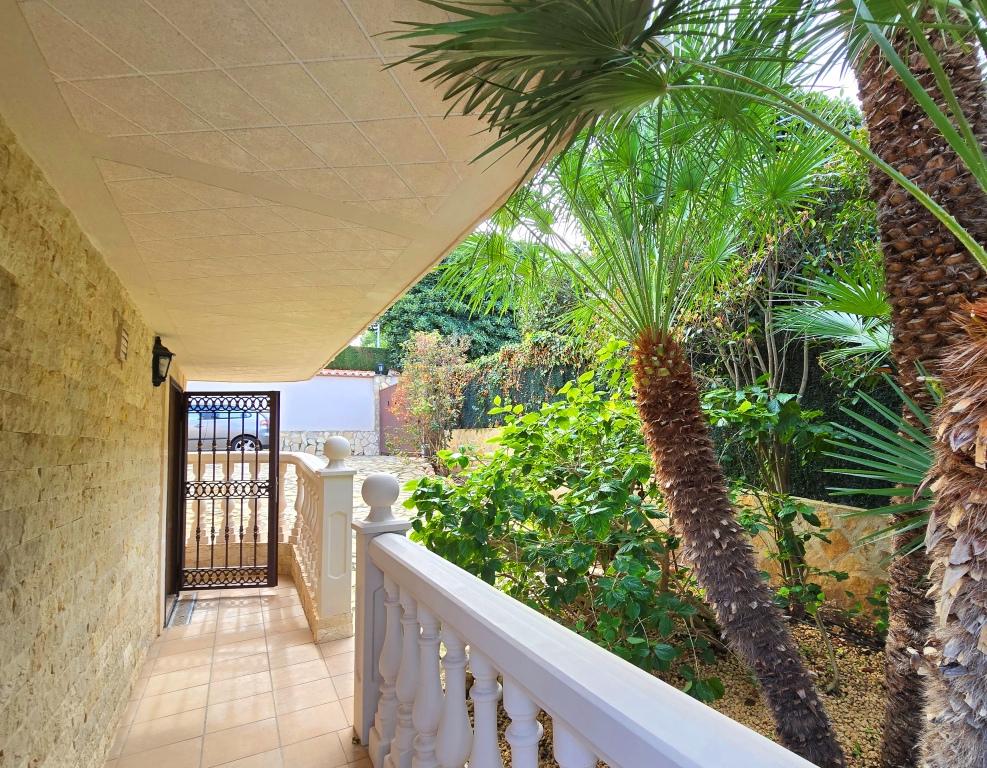 SE vende excelente ubicada villa cerca de la playa con vistas al mar Javea