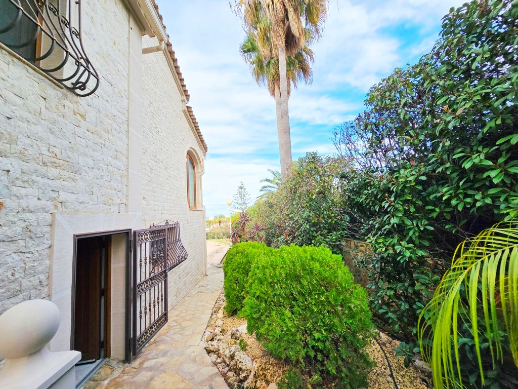 SE vende excelente ubicada villa cerca de la playa con vistas al mar Javea