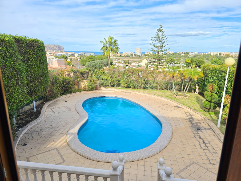 SE vende excelente ubicada villa cerca de la playa con vistas al mar Javea