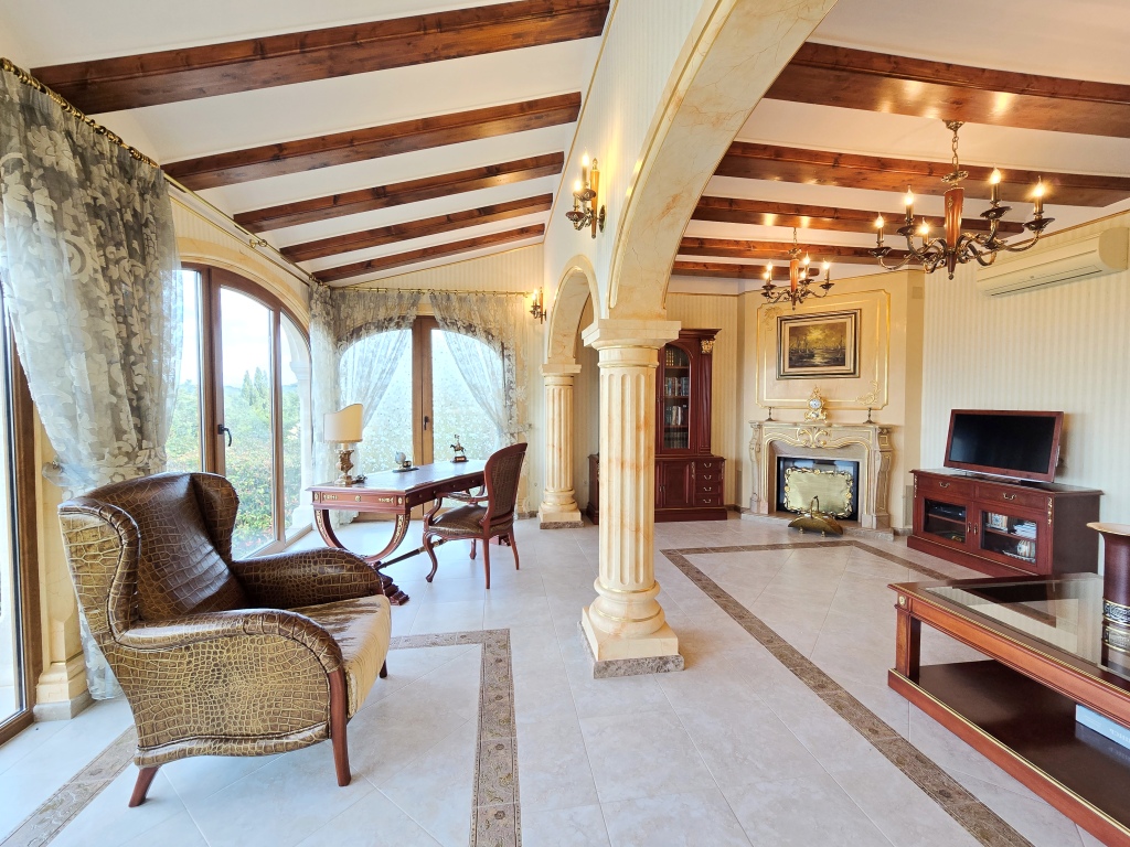 SE vende excelente ubicada villa cerca de la playa con vistas al mar Javea