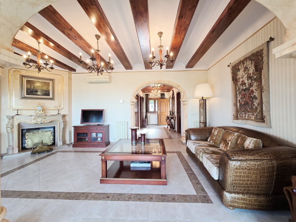 SE vende excelente ubicada villa cerca de la playa con vistas al mar Javea