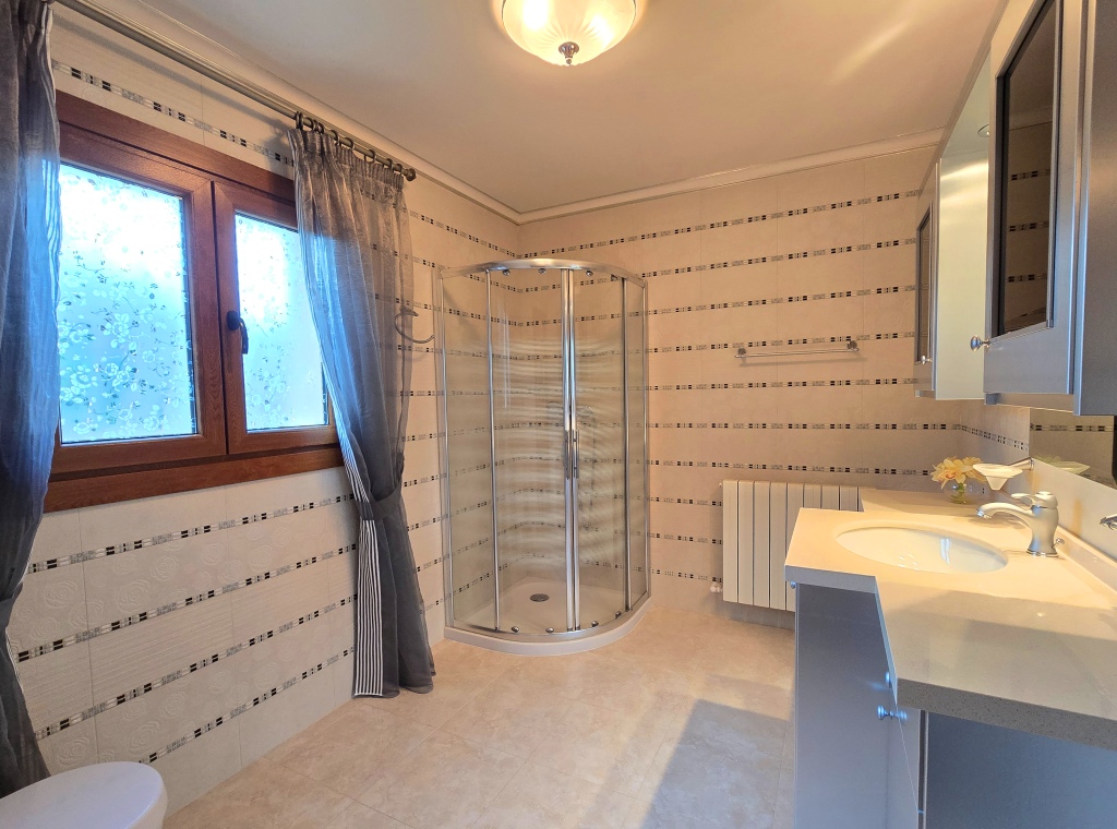 SE vende excelente ubicada villa cerca de la playa con vistas al mar Javea