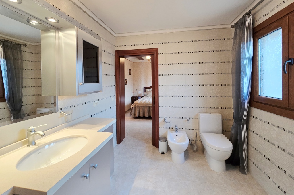 SE vende excelente ubicada villa cerca de la playa con vistas al mar Javea