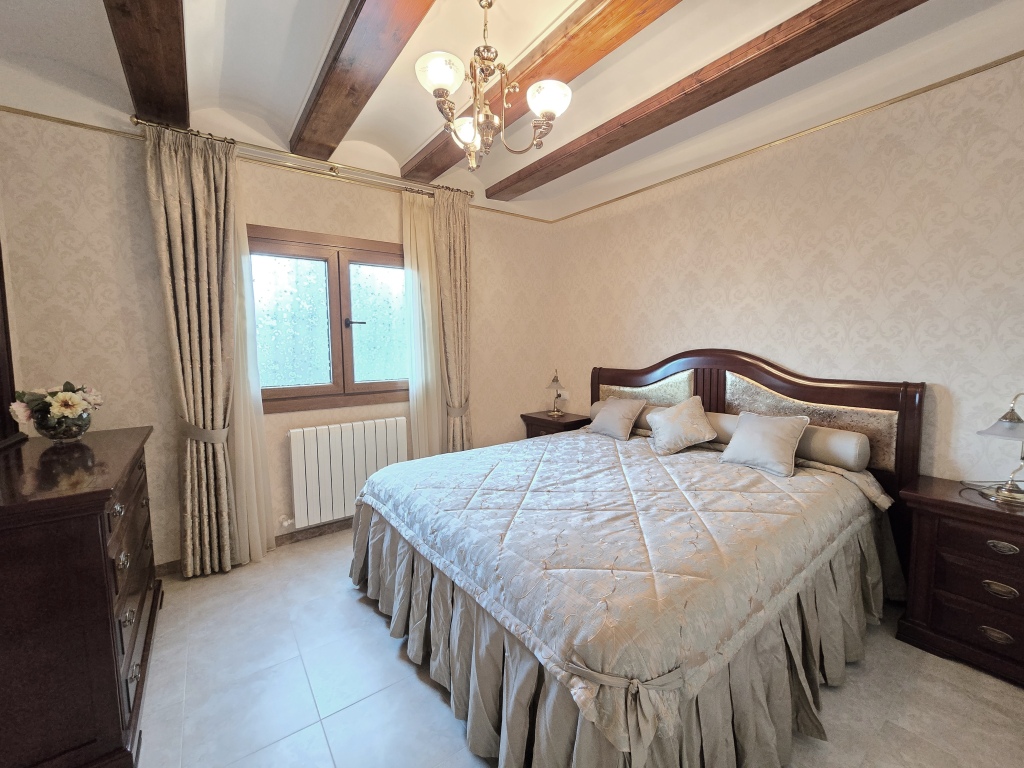 SE vende excelente ubicada villa cerca de la playa con vistas al mar Javea