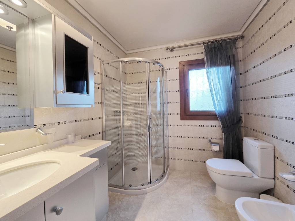 SE vende excelente ubicada villa cerca de la playa con vistas al mar Javea