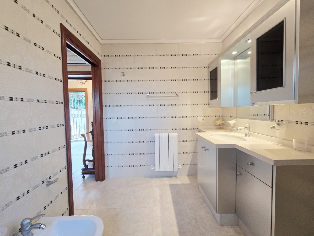 SE vende excelente ubicada villa cerca de la playa con vistas al mar Javea