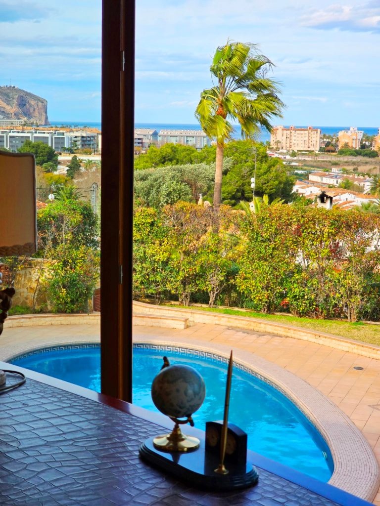 SE vende excelente ubicada villa cerca de la playa con vistas al mar Javea