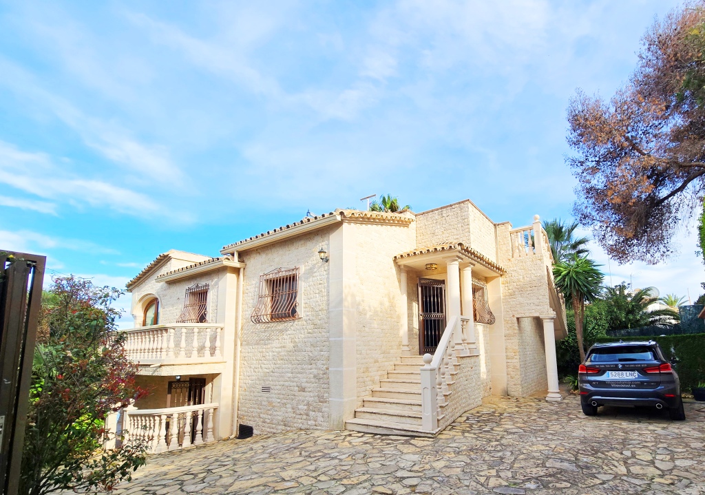 SE vende excelente ubicada villa cerca de la playa con vistas al mar Javea