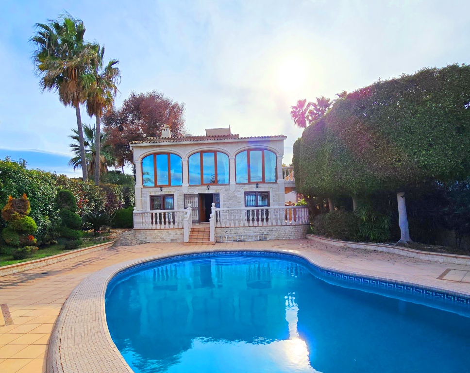 SE vende excelente ubicada villa cerca de la playa con vistas al mar Javea