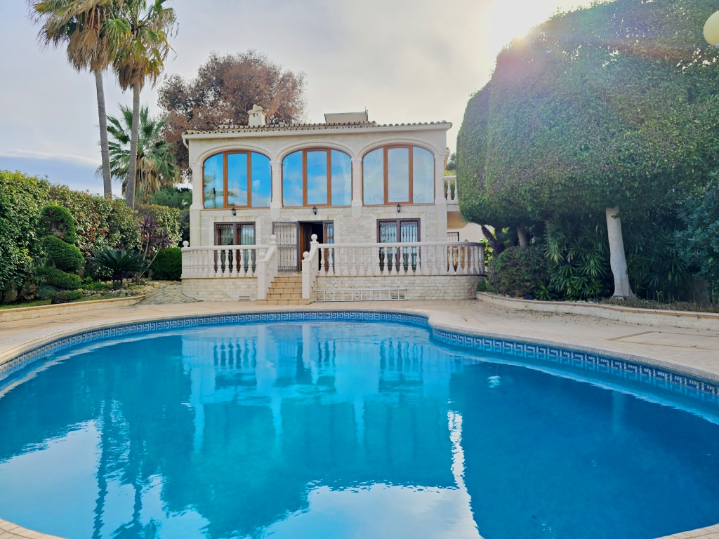 SE vende excelente ubicada villa cerca de la playa con vistas al mar Javea