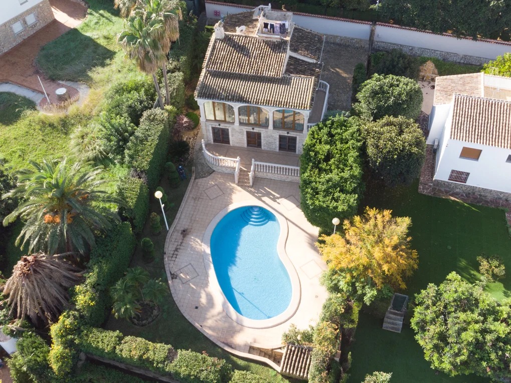 SE vende excelente ubicada villa cerca de la playa con vistas al mar Javea
