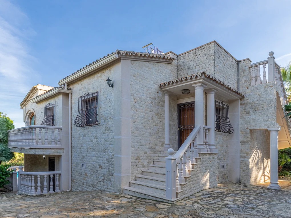SE vende excelente ubicada villa cerca de la playa con vistas al mar Javea