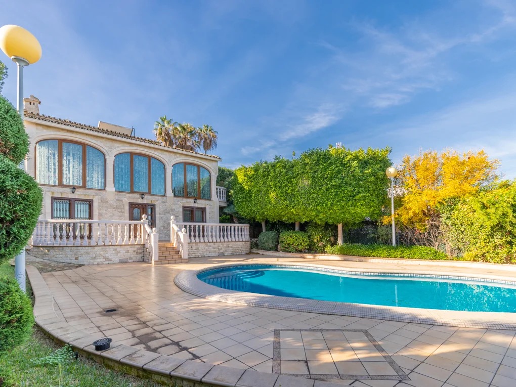 SE vende excelente ubicada villa cerca de la playa con vistas al mar Javea