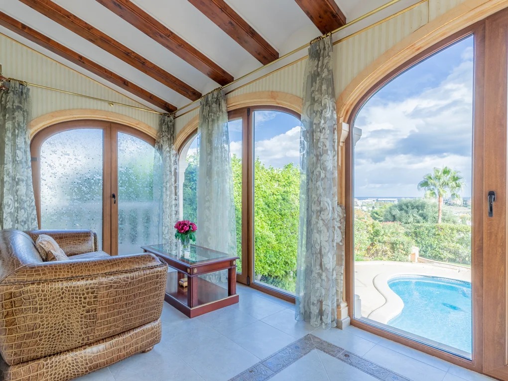 SE vende excelente ubicada villa cerca de la playa con vistas al mar Javea
