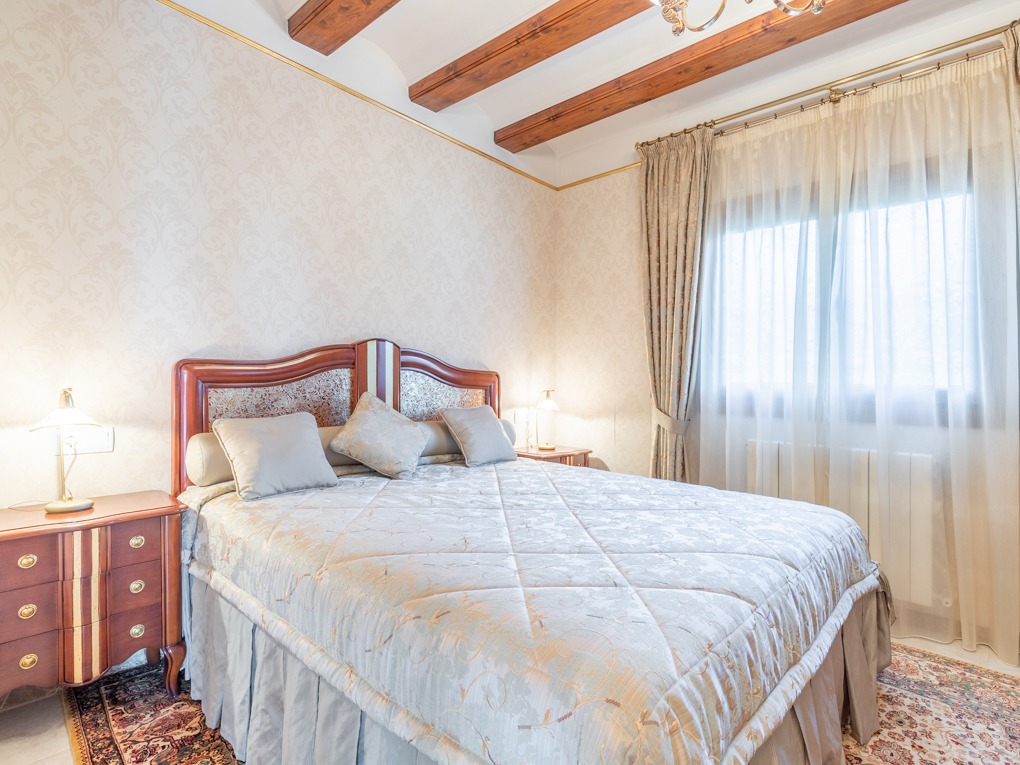 SE vende excelente ubicada villa cerca de la playa con vistas al mar Javea