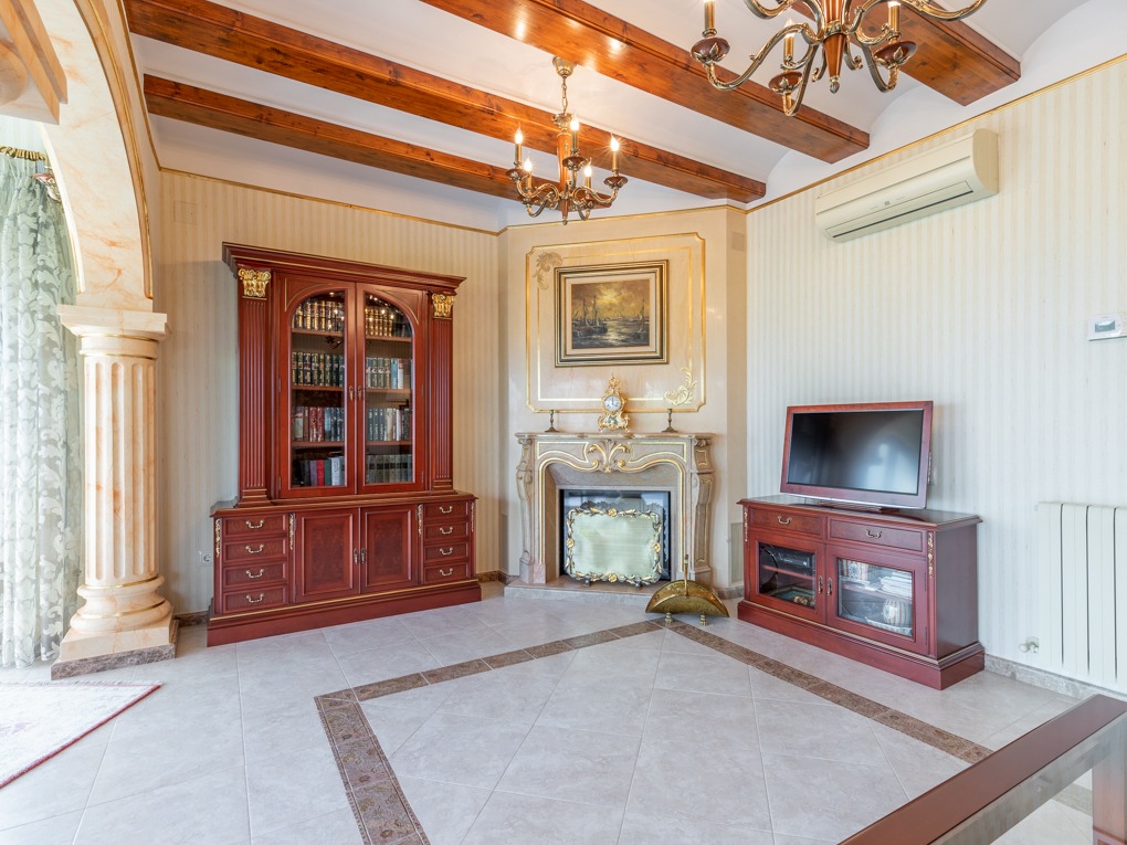SE vende excelente ubicada villa cerca de la playa con vistas al mar Javea
