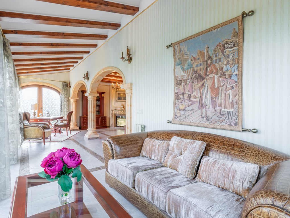 SE vende excelente ubicada villa cerca de la playa con vistas al mar Javea