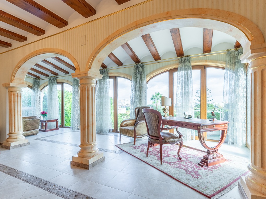 SE vende excelente ubicada villa cerca de la playa con vistas al mar Javea