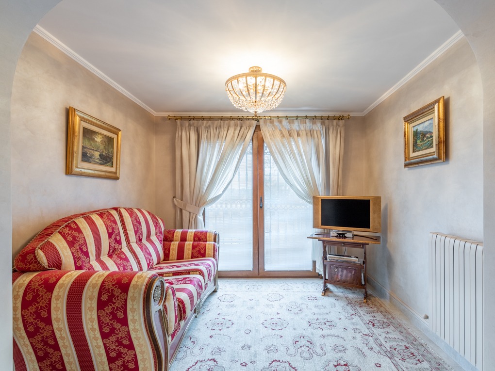 SE vende excelente ubicada villa cerca de la playa con vistas al mar Javea