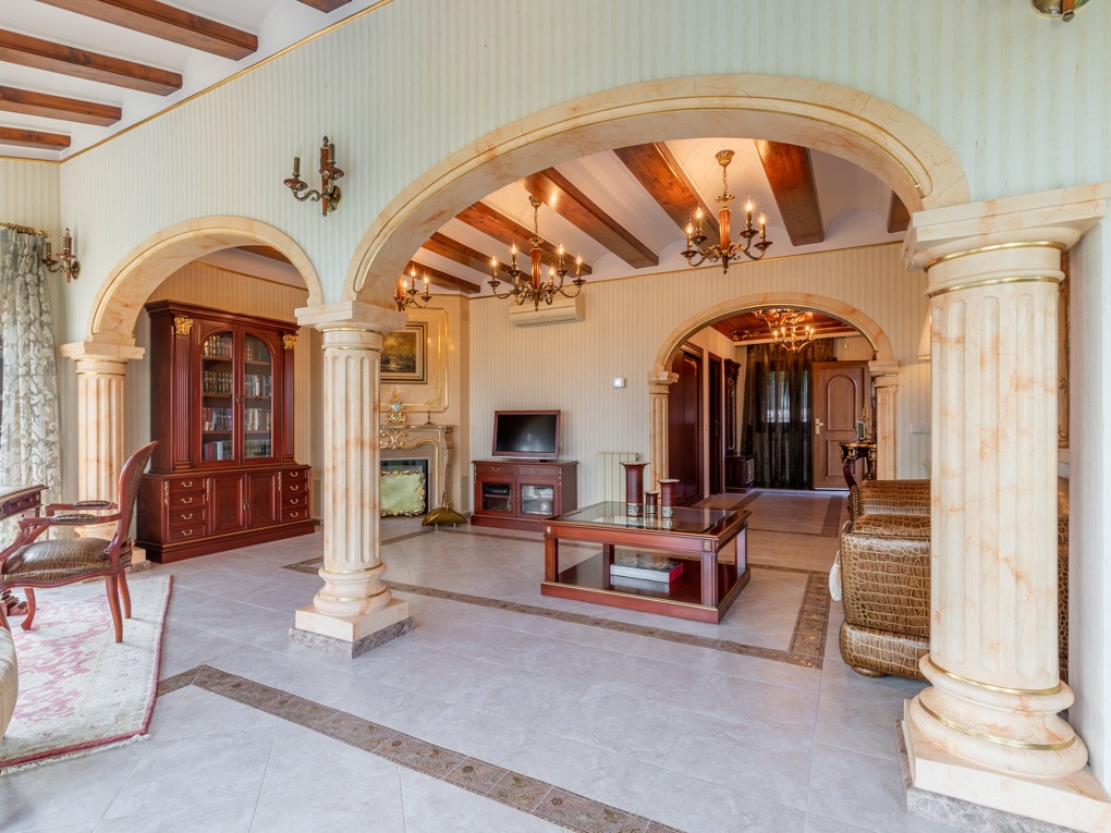 SE vende excelente ubicada villa cerca de la playa con vistas al mar Javea