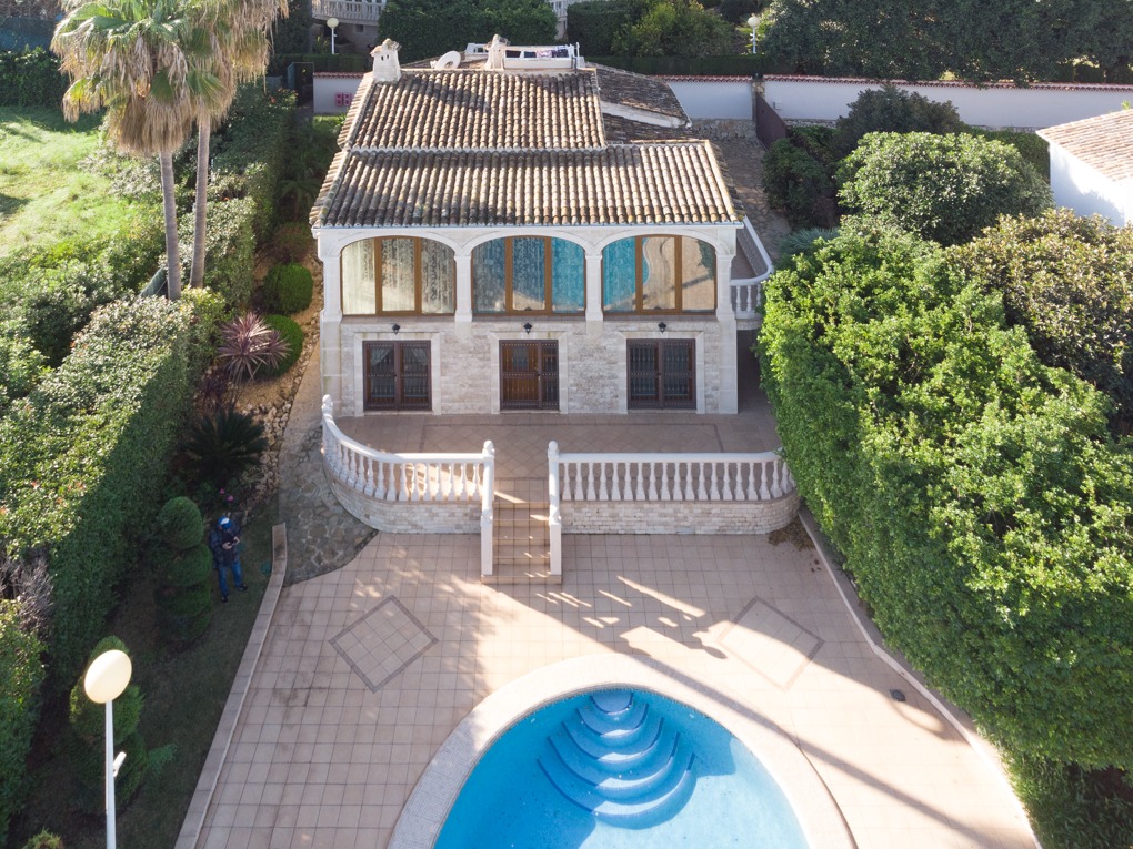 SE vende excelente ubicada villa cerca de la playa con vistas al mar Javea