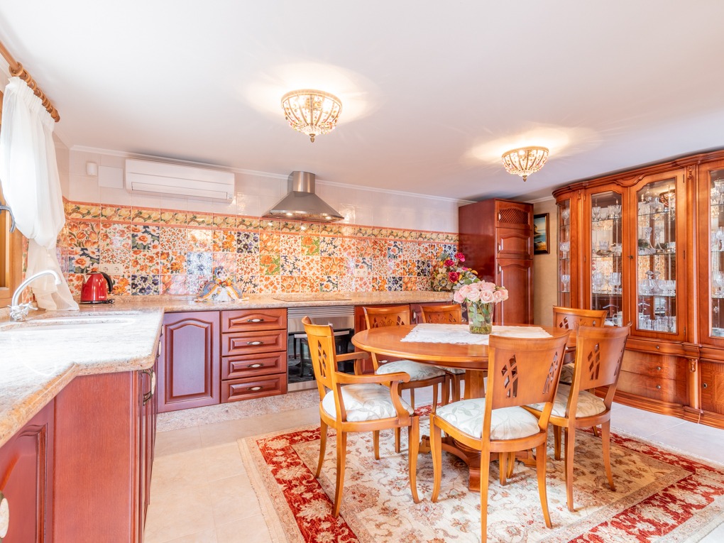 SE vende excelente ubicada villa cerca de la playa con vistas al mar Javea