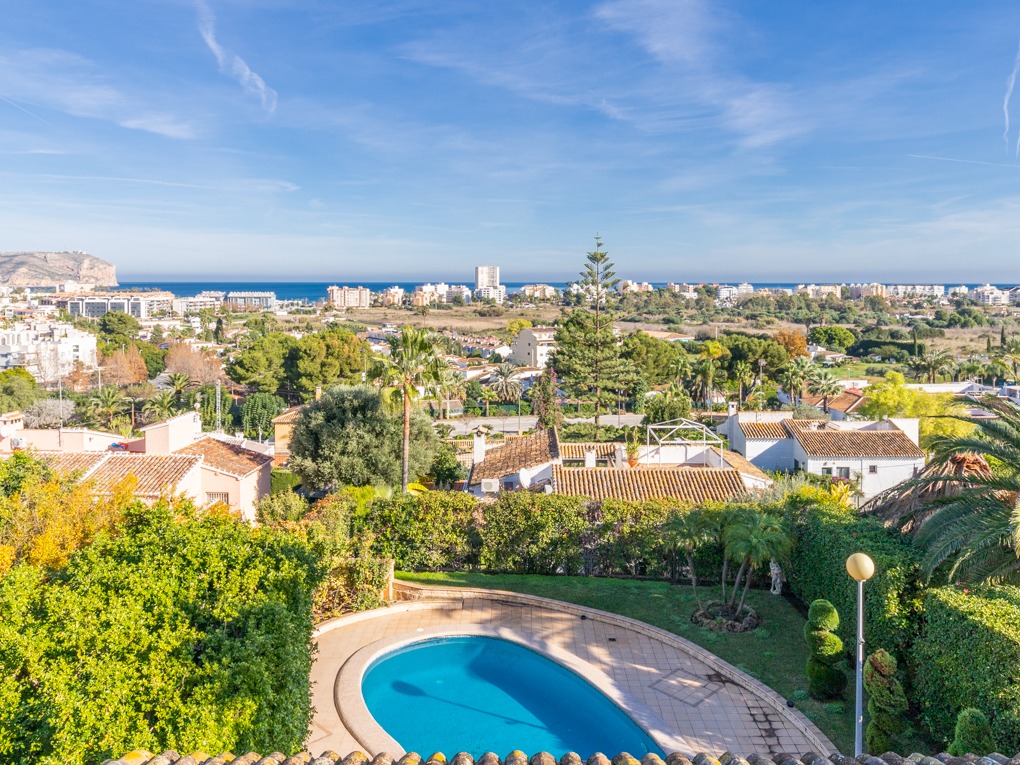 SE vende excelente ubicada villa cerca de la playa con vistas al mar Javea