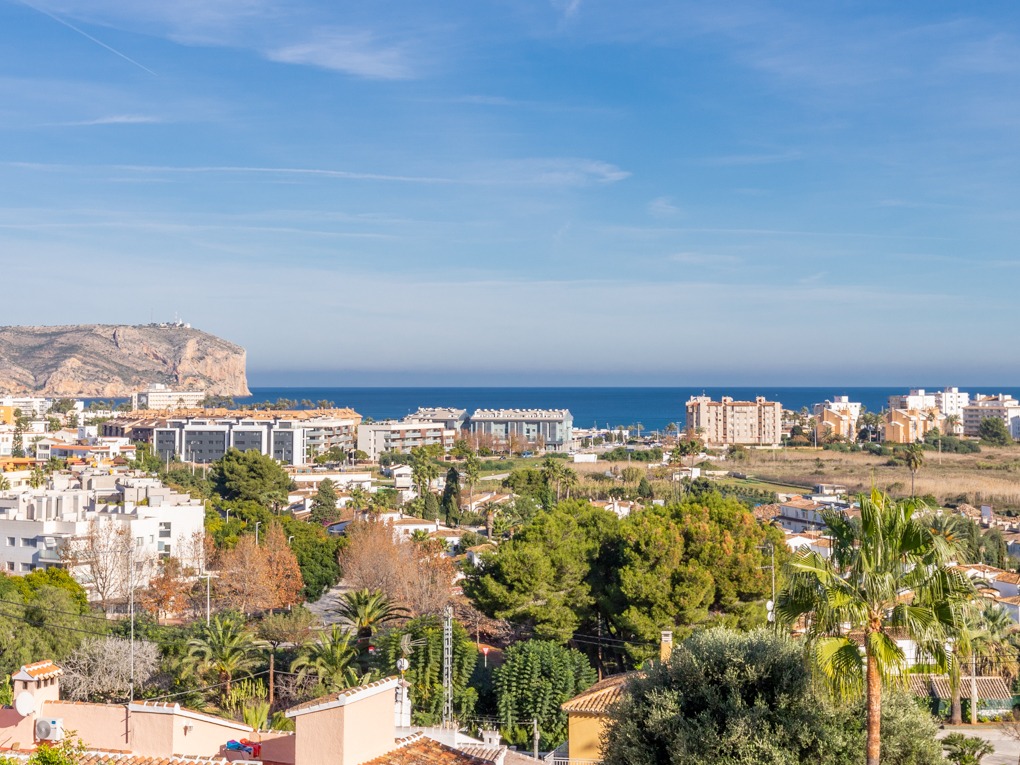SE vende excelente ubicada villa cerca de la playa con vistas al mar Javea