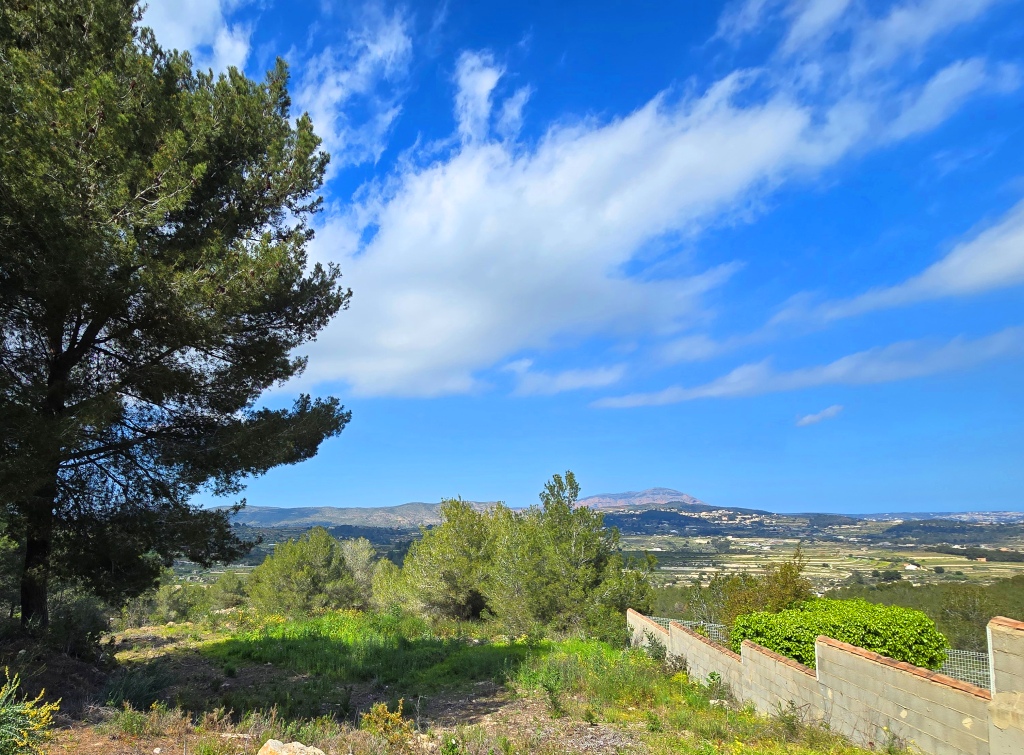 Se vende parcela urbana en Moraira para construccion villa de sueno