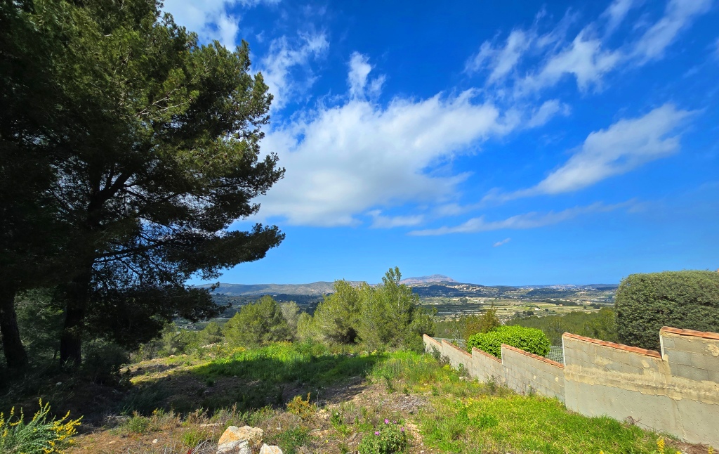 Se vende parcela urbana en Moraira para construccion villa de sueno