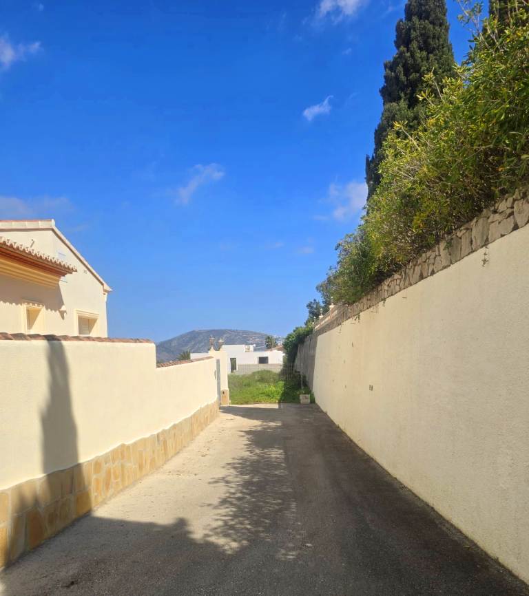 Se vende parcela con vistas al mar urbana en Moraira para construccion villa de sueno