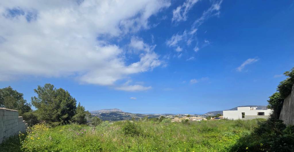 Se vende parcela con vistas al mar urbana en Moraira para construccion villa de sueno