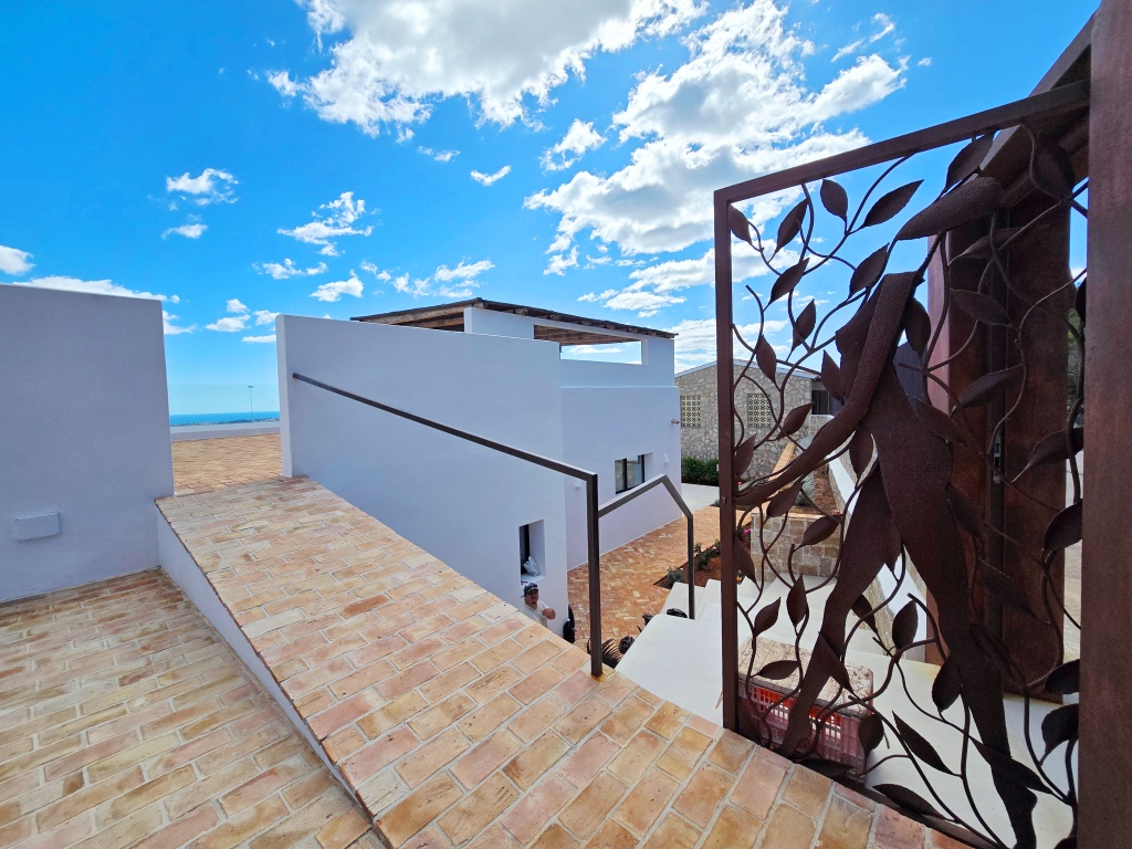 NEUE LUXUSVILLA ZUM VERKAUF mit herrlichem Blick auf das Meer und Ibiza
