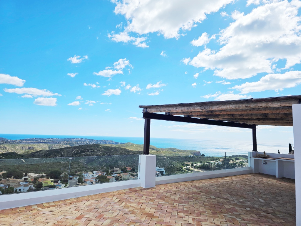 NEUE LUXUSVILLA ZUM VERKAUF mit herrlichem Blick auf das Meer und Ibiza