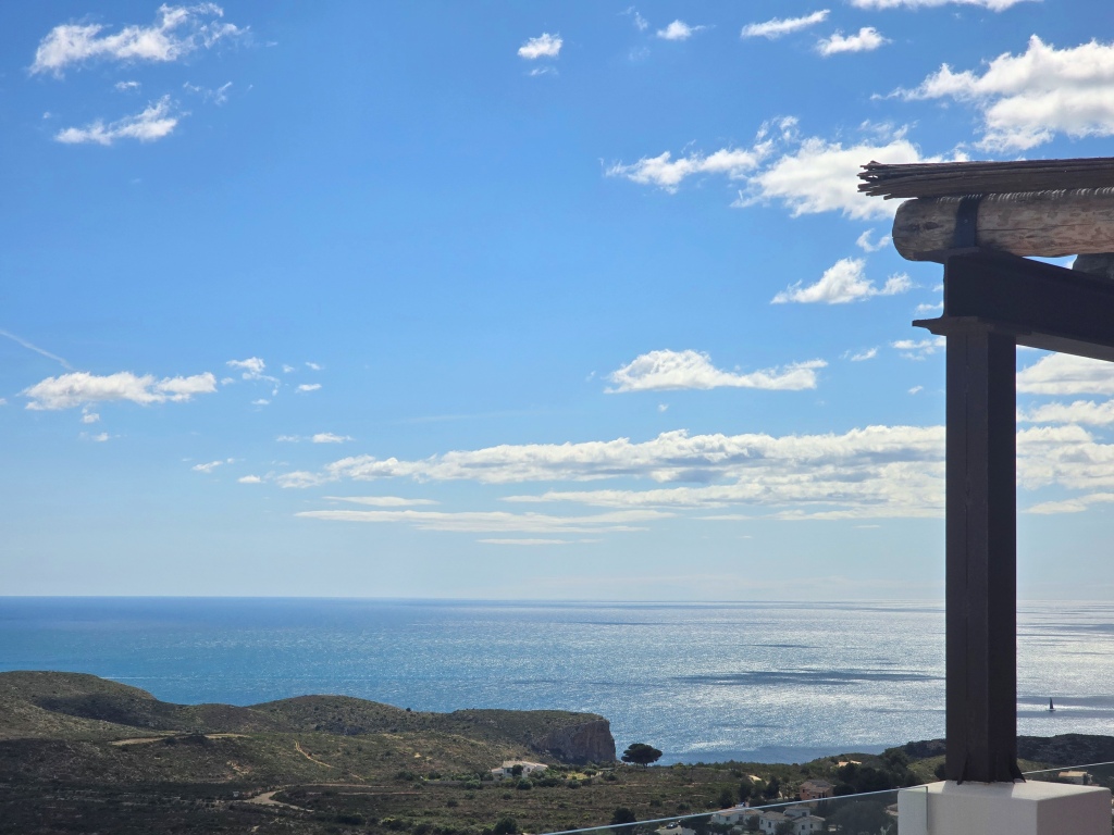 NEUE LUXUSVILLA ZUM VERKAUF mit herrlichem Blick auf das Meer und Ibiza