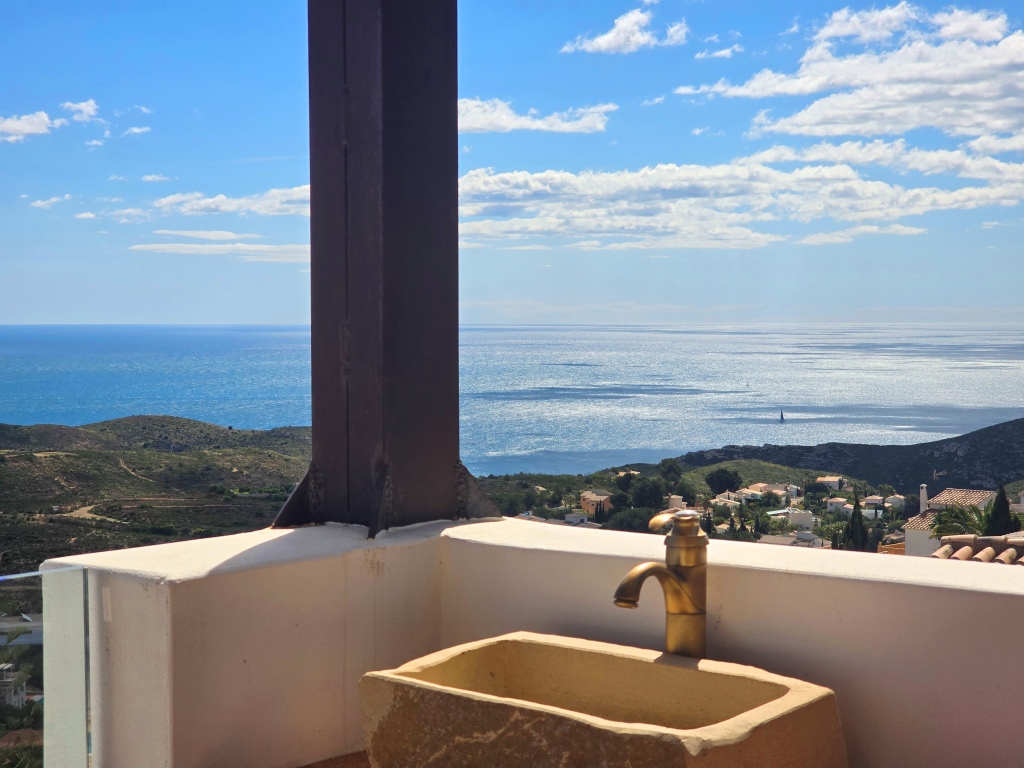 NEUE LUXUSVILLA ZUM VERKAUF mit herrlichem Blick auf das Meer und Ibiza