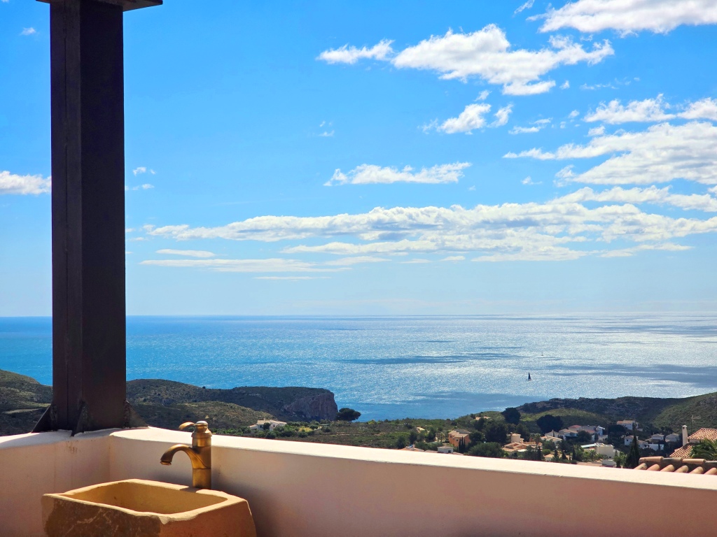 NEUE LUXUSVILLA ZUM VERKAUF mit herrlichem Blick auf das Meer und Ibiza