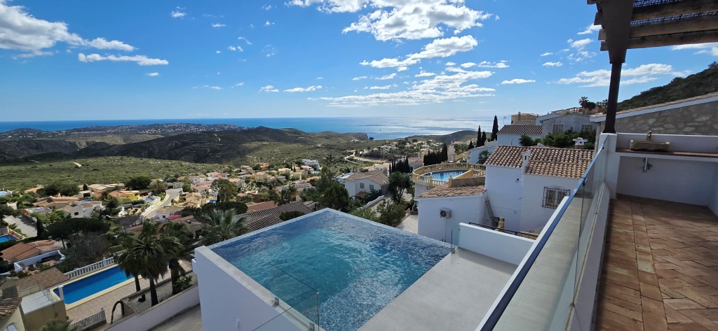 NEUE LUXUSVILLA ZUM VERKAUF mit herrlichem Blick auf das Meer und Ibiza