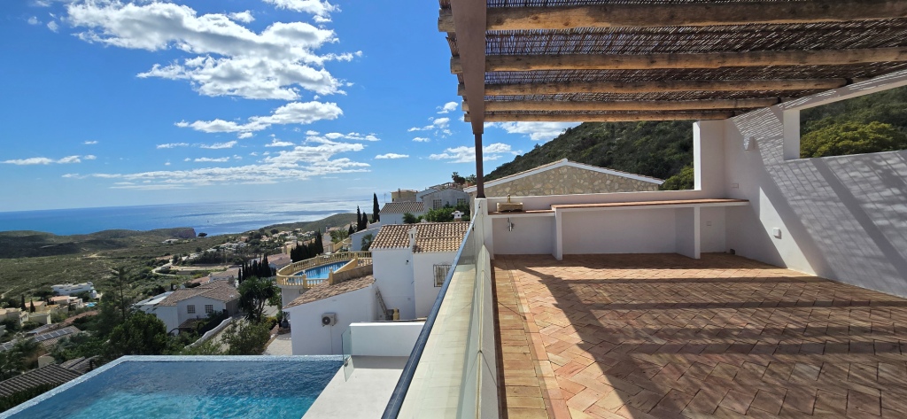 NEUE LUXUSVILLA ZUM VERKAUF mit herrlichem Blick auf das Meer und Ibiza